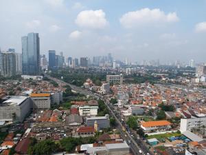 Pemandangan umum bagi Jakarta atau pemandangan bandar yang diambil dari apartmen