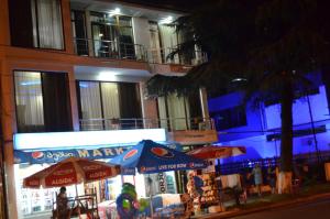 un ristorante con ombrelloni di fronte a un edificio di Balu a Kobuleti