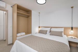 Кровать или кровати в номере Sea View White Villa