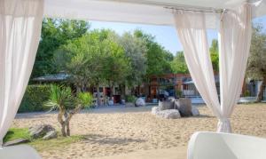 - une tente blanche sur la plage avec un complexe dans l'établissement Holiday Center Valdor, à Cavallino-Treporti
