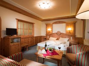 A television and/or entertainment centre at Waidringer Hof 4 Sterne Superior