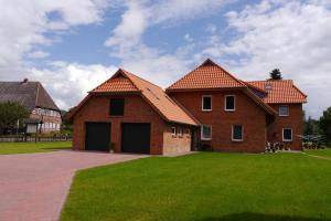 a large brick house with a grass yard at Landhaus Pakirnis - Ferien in der Elbtalaue - in Bleckede