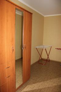 チュメニにあるАпартаменты на Пермяковаのドアとテーブルが備わる部屋