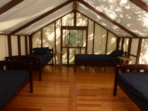 um quarto com janelas e sofás numa tenda em Wanderer's Inn Backpackers Hostel em Haines Junction