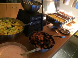una mesa cubierta con cuencos de diferentes tipos de alimentos en 't Witte Hoes en Otterlo