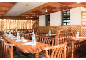 Hotel Pankaj 레스토랑 또는 맛집