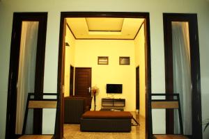 vistas a una sala de estar con espejo en Shu Villa Lombok, en Kuta Lombok