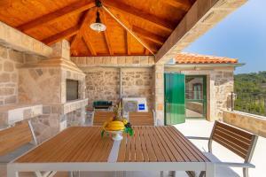 eine Terrasse mit einem Holztisch mit Bananen darauf in der Unterkunft Villa Klacina in Goveđari