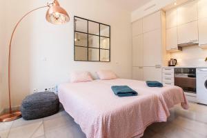 1 dormitorio blanco con 1 cama en una habitación en Cortina Apartments !, en Málaga