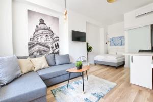 ブダペストにあるLuxury Apartment by Hi5 - Régipostaのリビングルーム(ソファ、テーブル付)