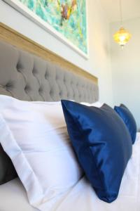 łóżko z niebieską poduszką w obiekcie Luxury Split apartment with view w Splicie