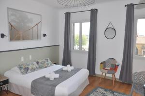 Un ou plusieurs lits dans un hébergement de l'établissement Hotel Cote Basque