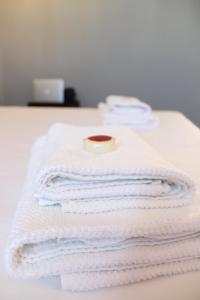 Trzy białe ręczniki na sobie. w obiekcie Luxury Split apartment with view w Splicie