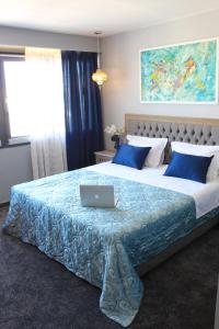 una camera con un letto e un computer portatile di Luxury Split apartment with view a Spalato (Split)