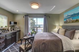sypialnia z łóżkiem, umywalką i oknem w obiekcie Blue Angels Room Mercer Island w mieście Mercer Island