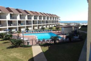 una vista de un hotel con piscina en Gulfside Townhome #16, en Gulf Shores