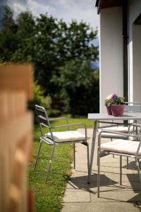 una mesa y dos sillas y una mesa con flores. en Laura´s Smart Apartment en Innsbruck