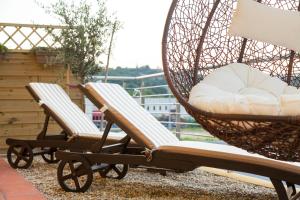 2 Korbstühle auf einem Balkon in der Unterkunft Riviera HUB in Cisano sul Neva