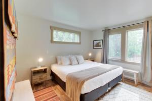 Postel nebo postele na pokoji v ubytování Crescent Cabin