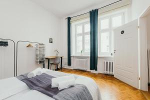 Posteľ alebo postele v izbe v ubytovaní oompH Warsaw Central Elegant Apartment