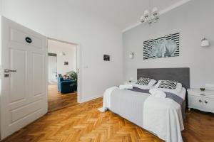 Posteľ alebo postele v izbe v ubytovaní oompH Warsaw Central Elegant Apartment