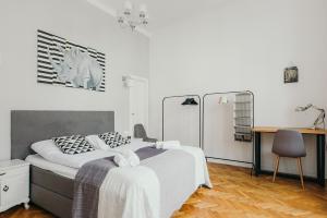Posteľ alebo postele v izbe v ubytovaní oompH Warsaw Central Elegant Apartment