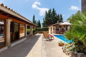 une maison avec une terrasse et une piscine dans l'établissement Es Pou de Biniamar, à Selva