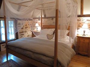 Un pat sau paturi într-o cameră la La Maisonnette