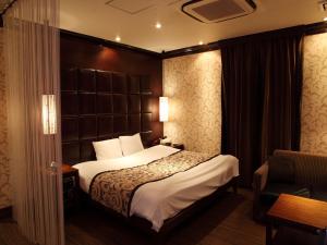 Un pat sau paturi într-o cameră la Hotel Cuna Kyoto Love Hotel