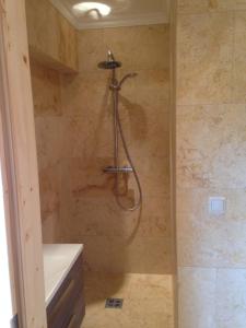 La salle de bains est pourvue d'une douche, d'une baignoire et d'un lavabo. dans l'établissement Appartement Günther, à Schladming