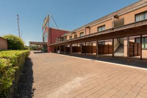 a brick walkway in front of a building at Hotel Motel Futura in Paderno Dugnano