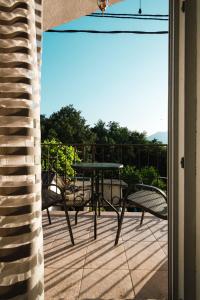 d'une terrasse avec une table et des chaises sur un balcon. dans l'établissement Village experience - Skadar lake, à Virpazar