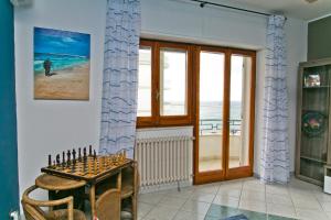 una sala da pranzo con tavolo e vista sulla spiaggia di Bluemarine Apartment a Gallipoli