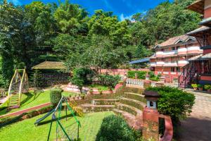 Taman di luar Upavan Resort