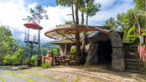 Taman di luar Upavan Resort