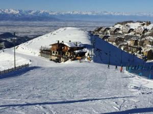 プラート・ネヴォソにあるHermitageの雪面スキー場のスキーロッジ
