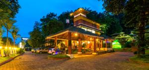 Taman di luar Upavan Resort