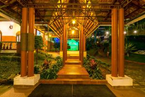 Taman di luar Upavan Resort
