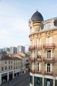 um edifício com uma cúpula em cima em Les Suites de Catherine, la 35 em Nancy