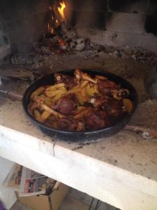 Une partie de la nourriture est préparée dans un four. dans l'établissement Villa Bella Vista, à Lumbarda