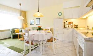 een keuken en eetkamer met een tafel en stoelen bij Gästehaus Jacobs in Bliesdorf