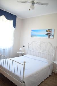 Un dormitorio con una cama blanca y una ventana. en B&B CRISPI 53, en Agrigento