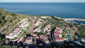 马蒂纳塔Holiday Lodge al Porto的海边度假村的鸟瞰图