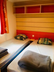 Ένα ή περισσότερα κρεβάτια σε δωμάτιο στο Camping Maureillas