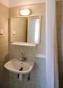 een badkamer met een wastafel en een spiegel bij Soile Georgia in Loutra Edipsou