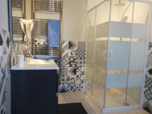 La salle de bains est pourvue d'une douche et d'un lavabo. dans l'établissement Il Giardino di Sara, à Salò