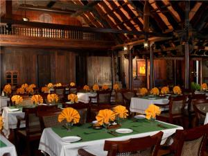 Restoran atau tempat lain untuk makan di Kumarakom Lake Resort