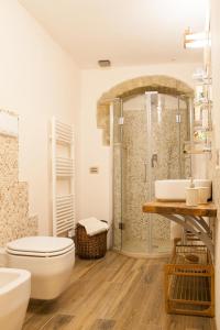 ヴォルテッラにあるMinzoni Loftのバスルーム(シャワー、トイレ、シンク付)