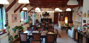 un restaurante con mesas y sillas en una habitación en Conacul Bunicilor, en Baia de Fier