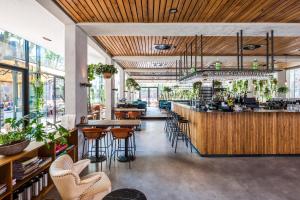 een restaurant met een bar en een aantal stoelen en tafels bij Hotel Arena in Amsterdam